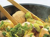 boulettes de poulet et légumes rissolés au wok