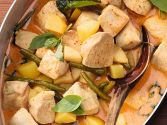 Curry de poulet aux haricots, pommes de terre et pommes vertes