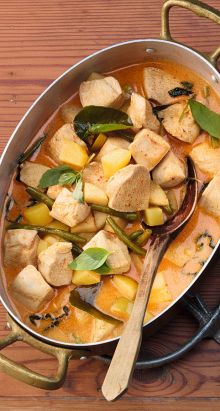 Curry de poulet aux haricots, pommes de terre et pommes vertes