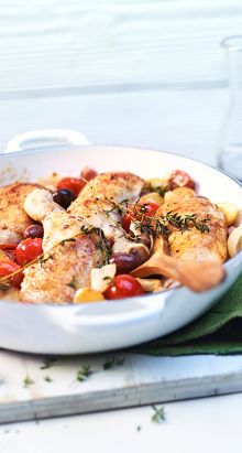 Cosce di pollo stufate con olive e pancetta affumicata