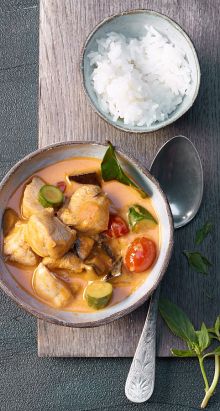 Curry di pollo con pasta di curry thai rossa in latte di cocco