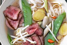 Asiatische Suppe mit Reisnudeln