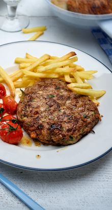 Hamburger de bœuf aux légumes avec des frites et des tomates douces