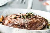 Flat Iron Steak con relish di prugne