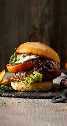 BBQ-Rinds-Burger mit Kräuterspeck und Basilikum