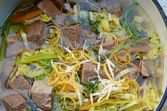 Soupe corsée au buf aux fines lanières de légumes, au raifort et au zeste de citron