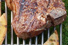T-Bone-Steak mit Chiliflocken und Meersalz