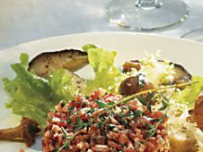 tartare de jambon cru accompagné d’une salade tiède de champignons