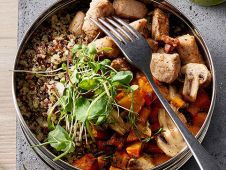 Bowl au porc et à la courge avec quinoa et légumes au four