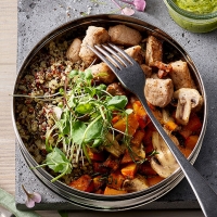 Bowl di carne di maiale con zucca, quinoa e verdure al forno
