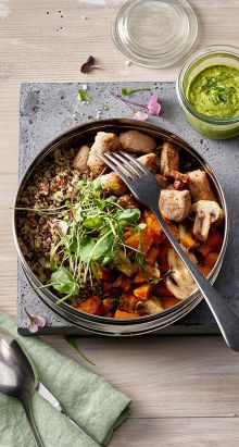 Bowl au porc et à la courge avec quinoa et légumes au four